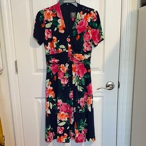 Vince Camuto navy blue and Floral Midi Dress with pockets .ruched waist